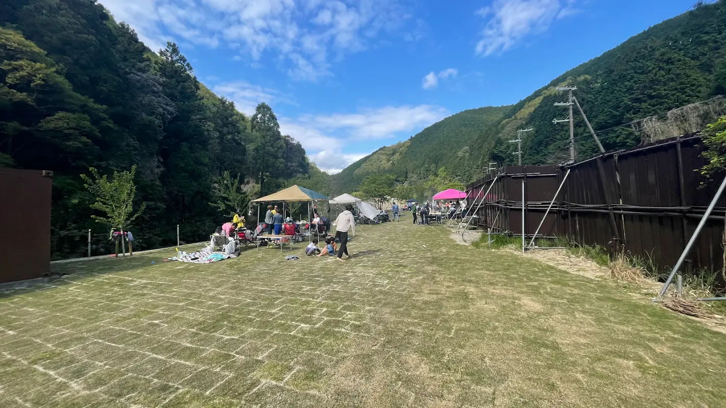 川とＢＢＱのキャンプフィールド