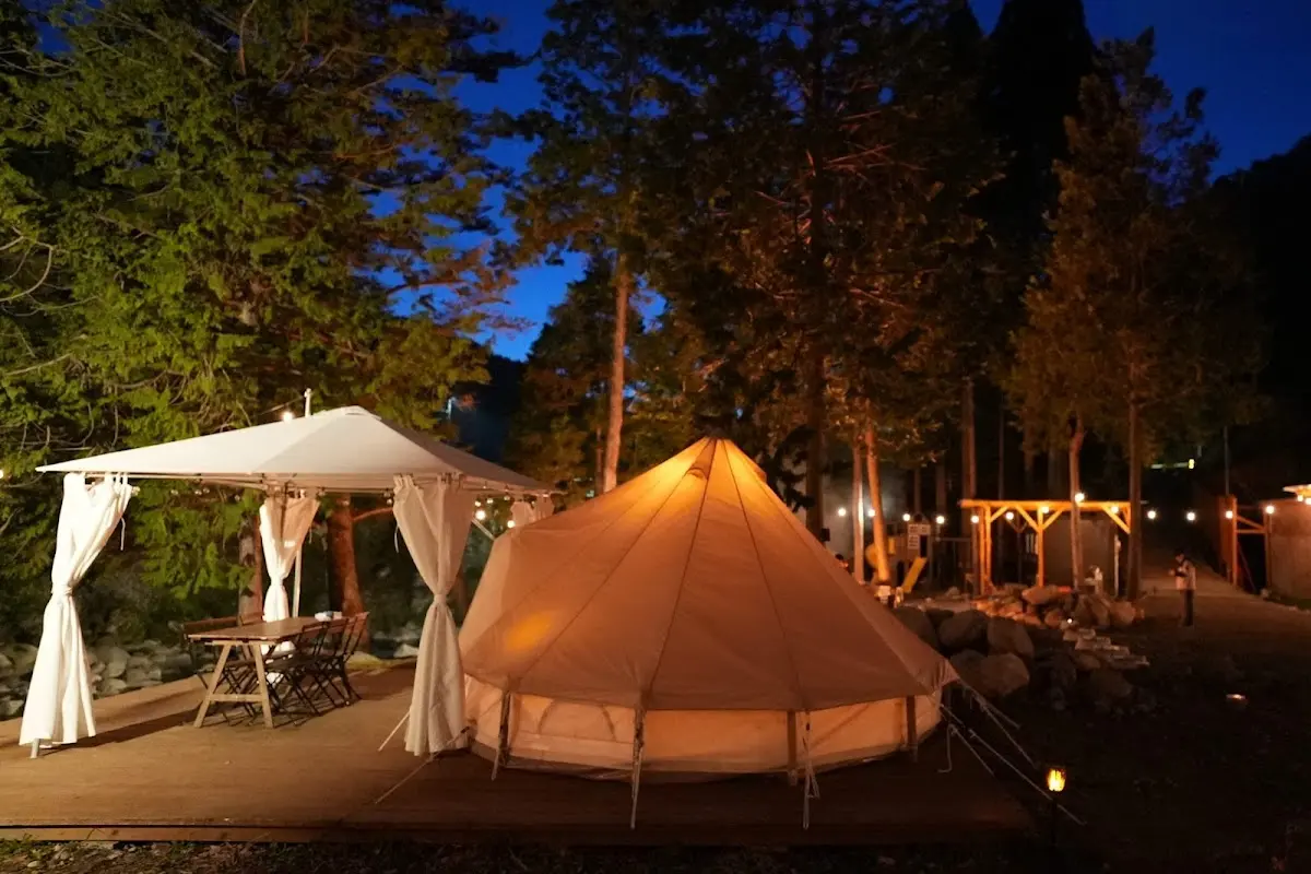 RIVERSIDE GLAMPING Nuts